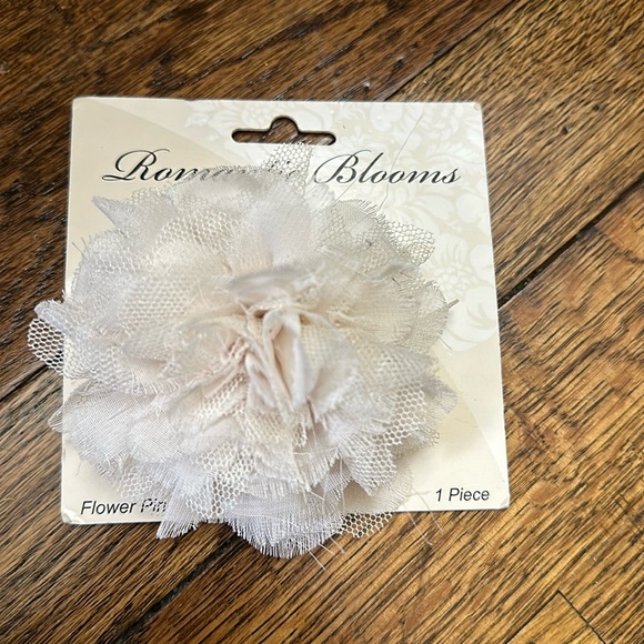 romantic blooms Accessories - New Romantic blooms. Pins clips flower pin